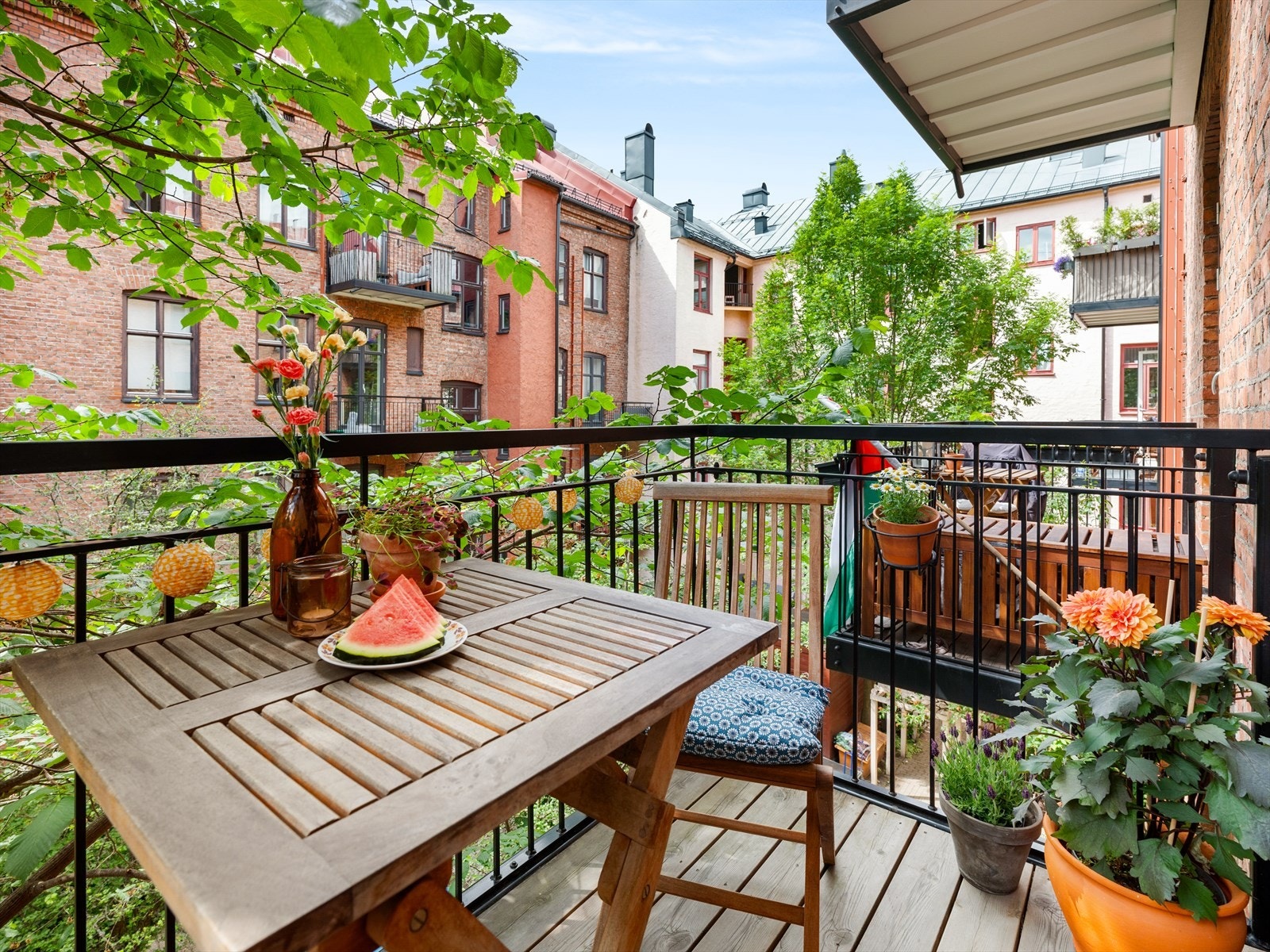 "Med alle de frodige løvtrærne i bakgården får man følelsen av å sitte på toppen av en grønn og frodig eng. Solen kan nytes her mellom ca. kl. 11.30 til ca. kl. 19 på sommeren, med små behagelige pauser når den beveger seg mellom trærne." Galleribilde