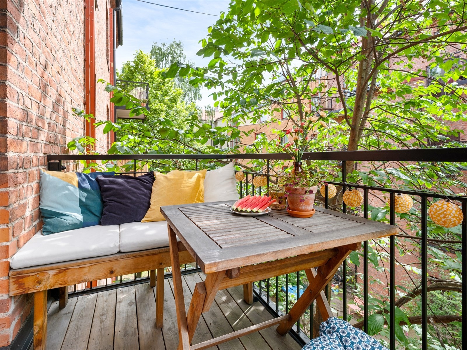 "Vi kommer til å savne å spise sen søndagsfrokost på balkongen i sola med utsikt mot blomstrende balkonger og en vakker teglsteinsbygård." Galleribilde