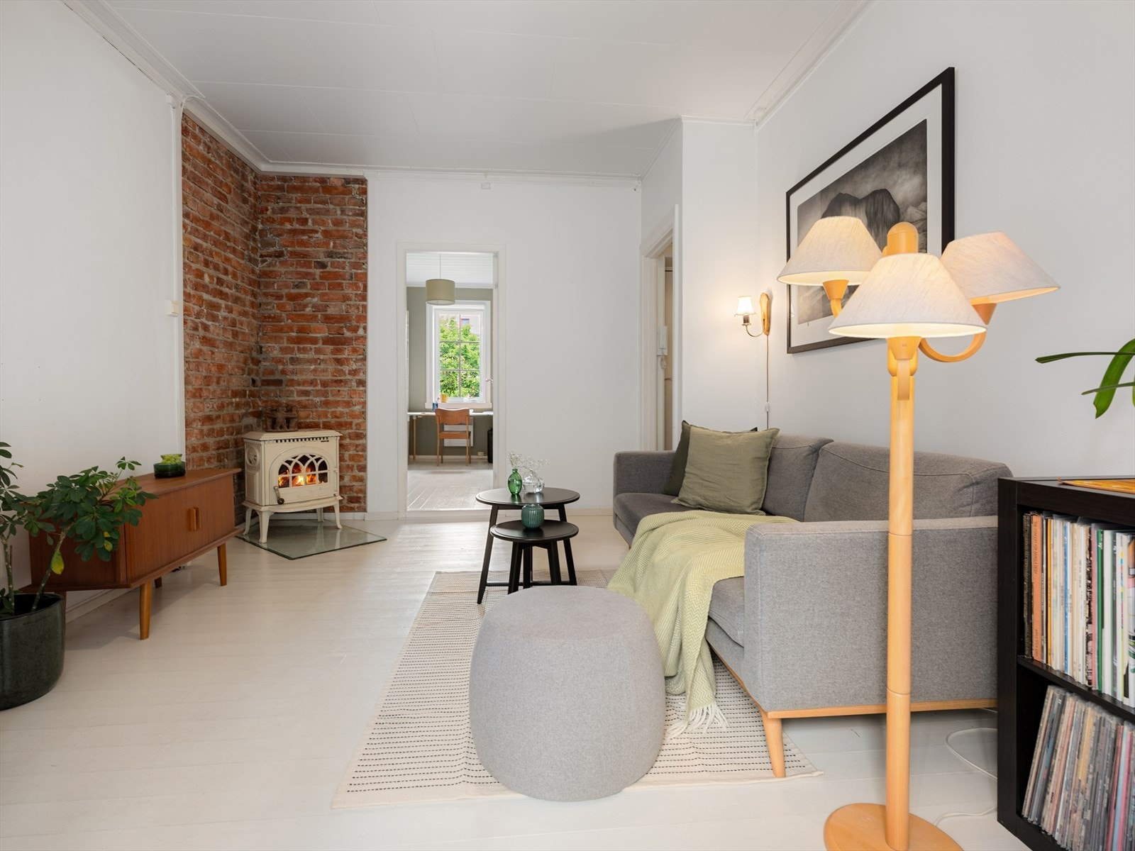 Den åpne og luftige planløsningen gjør at lyset kan flomme fritt gjennom leiligheten. Galleribilde