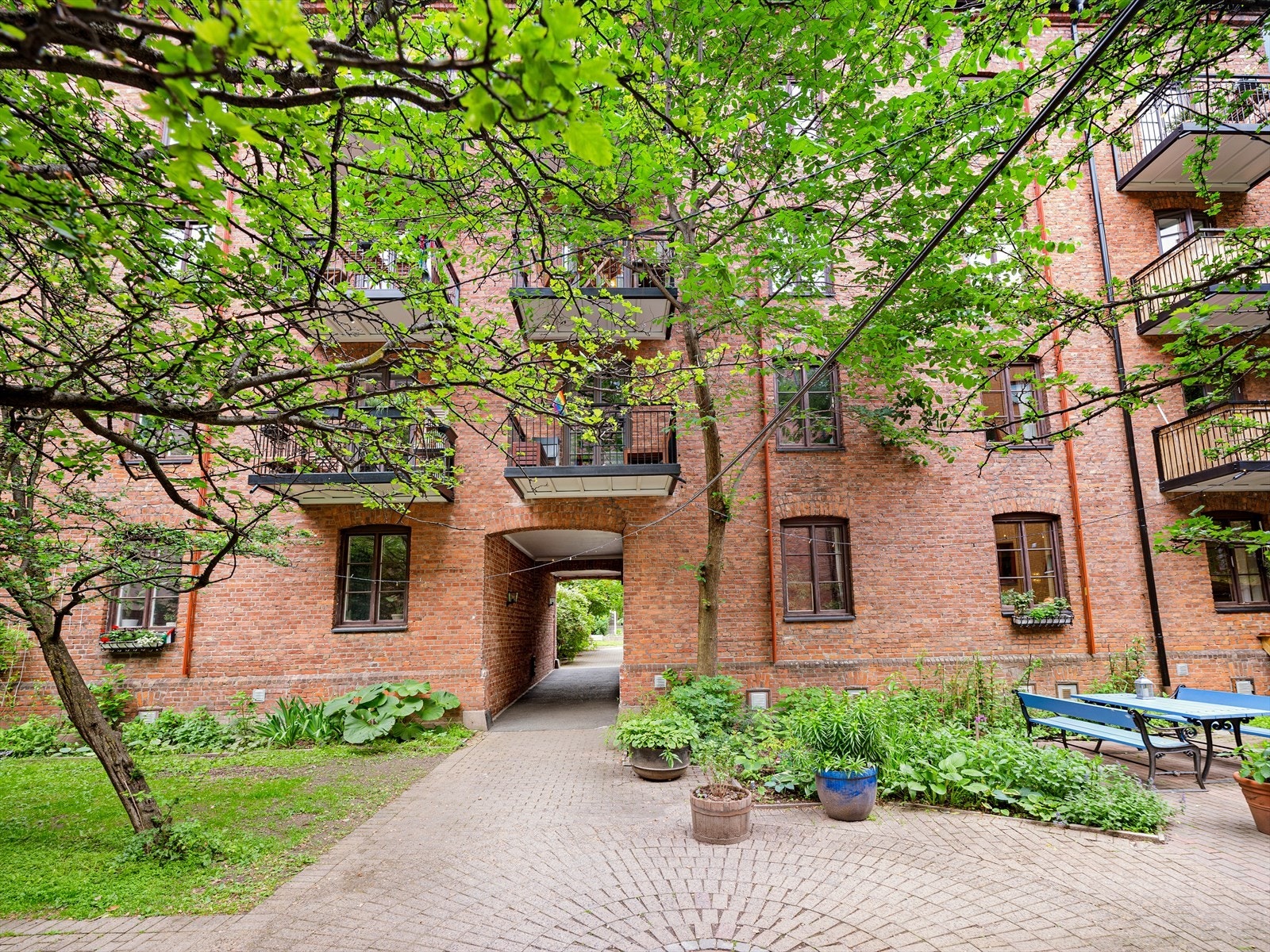 For å komme deg til leiligheten rusler du gjennom inngangsporten, og videre gjennom en virkelig oase av en bakgård. D-oppgangen ligger i den indre teglsteinsgården helt usjenert med 2 flotte, frodige og pent opparbeidede bakgårder på hver side. Galleribilde