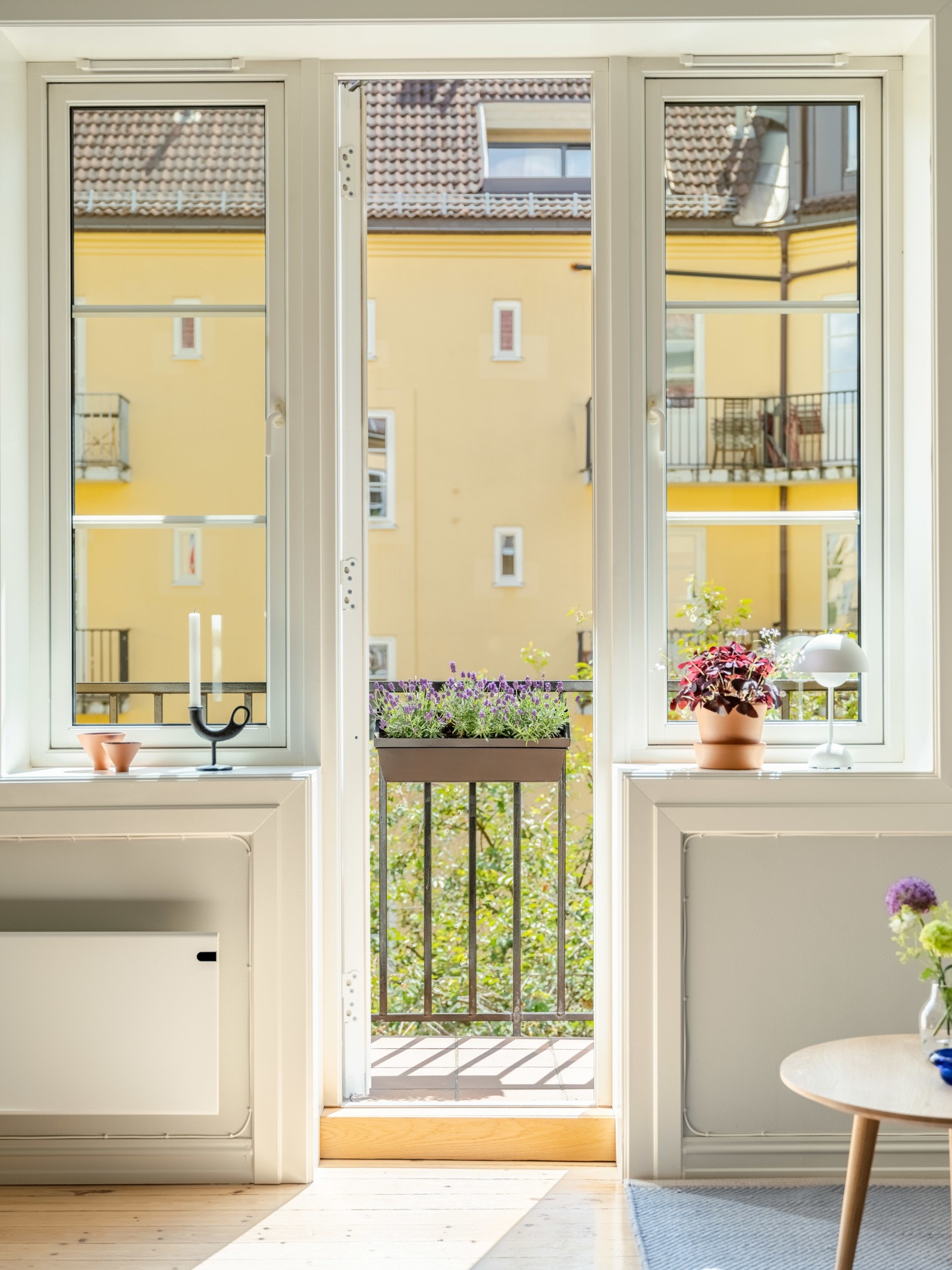 Lyset her må du bare oppleve, og vi starter like godt ute på balkongen. Galleribilde