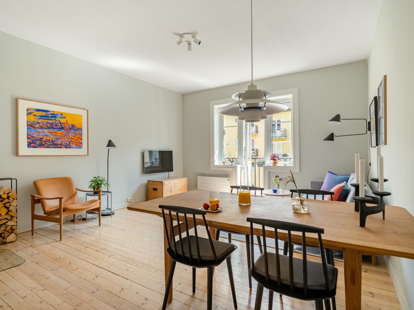 Stua er stor og romslig, med plass til både stort spisebord og sofadel. Galleribilde