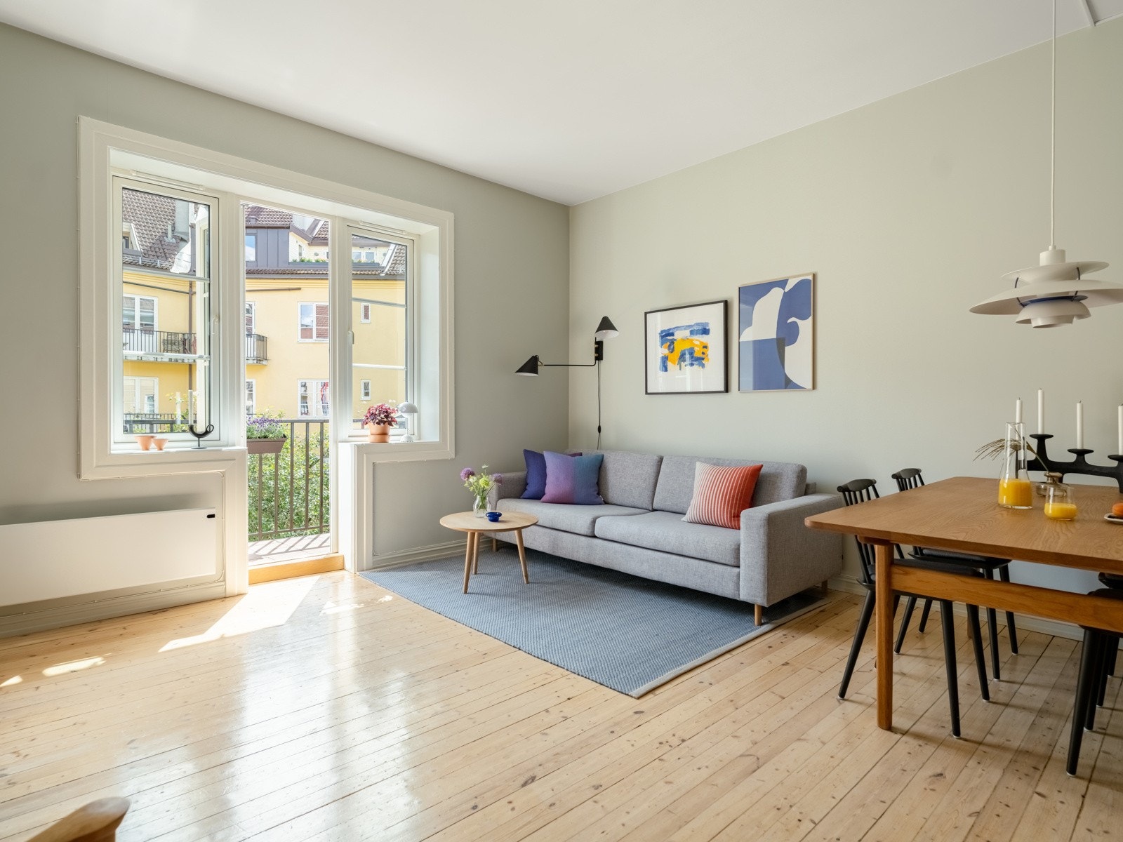 De store vinduene slipper inn massevis av lys. Galleribilde