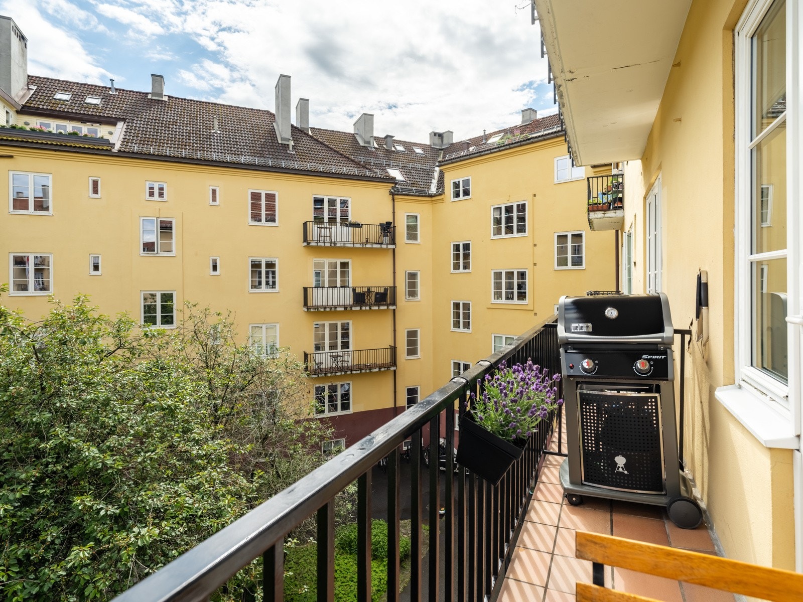 Har man balkong har man grill. Sånn er det bare. Galleribilde