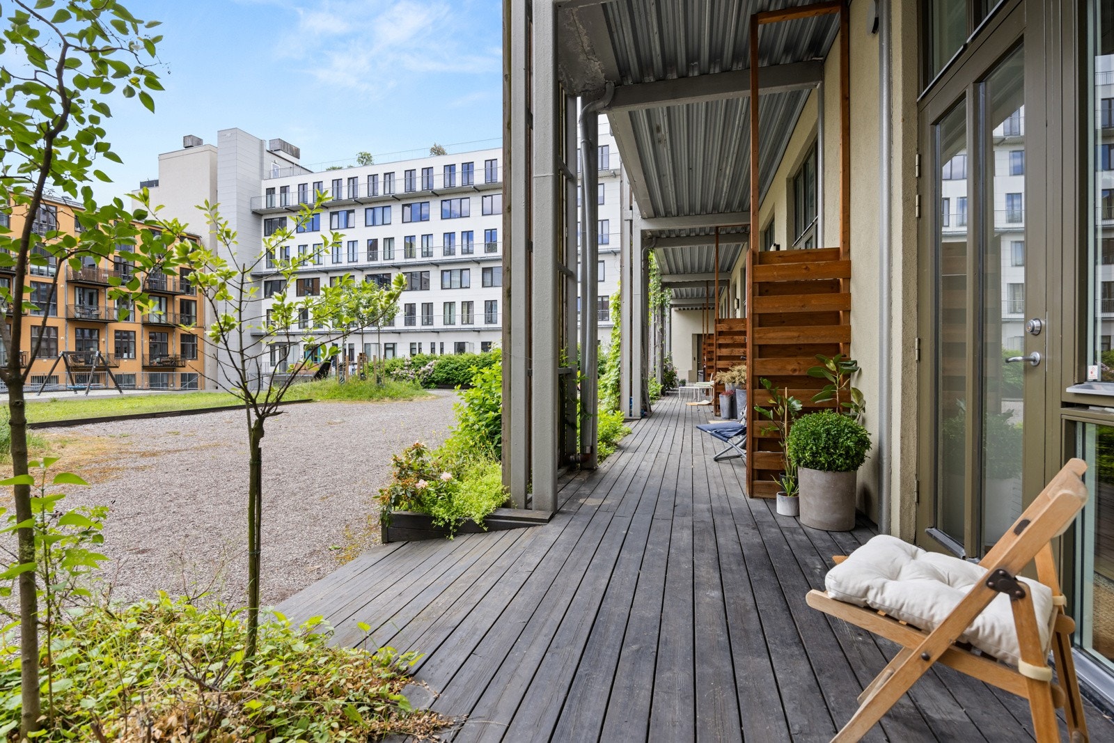 - Hyggelig utsikt mot flott beplantet indre gårdsrom - Galleribilde