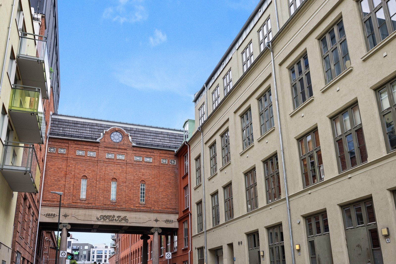 - Fasade mot gate. Leiligheten ligger i enden av trafikkstille blindgate - Galleribilde