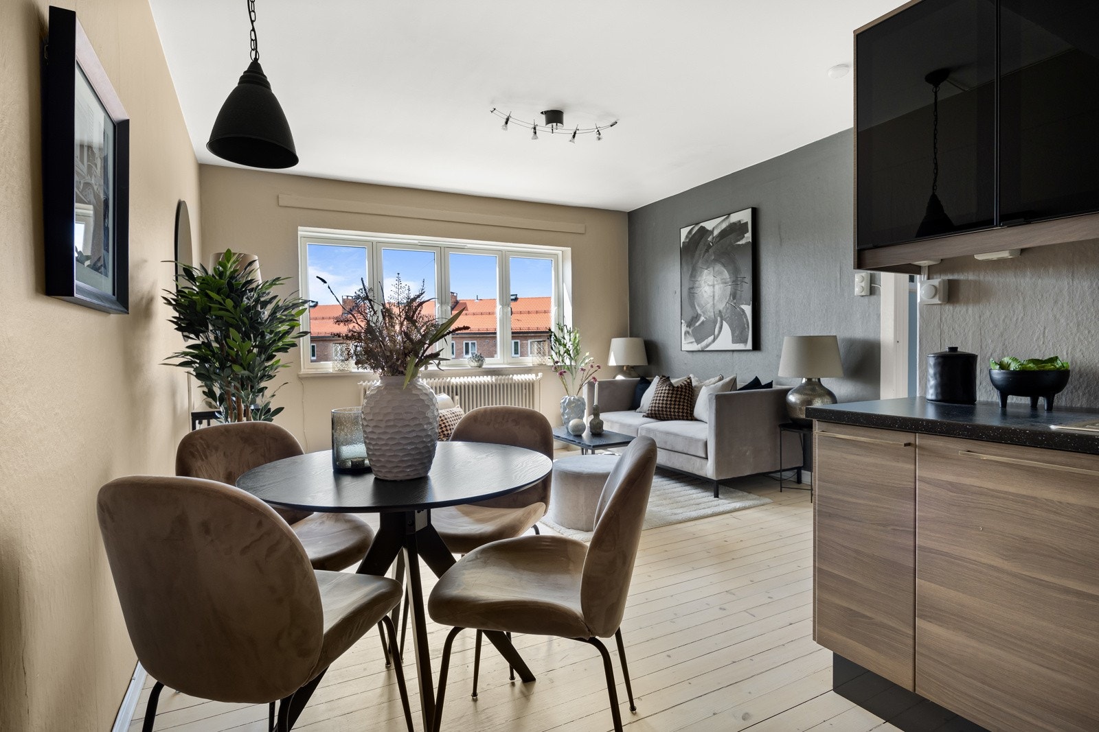 Store vindusflater gir godt med naturlig lys Galleribilde