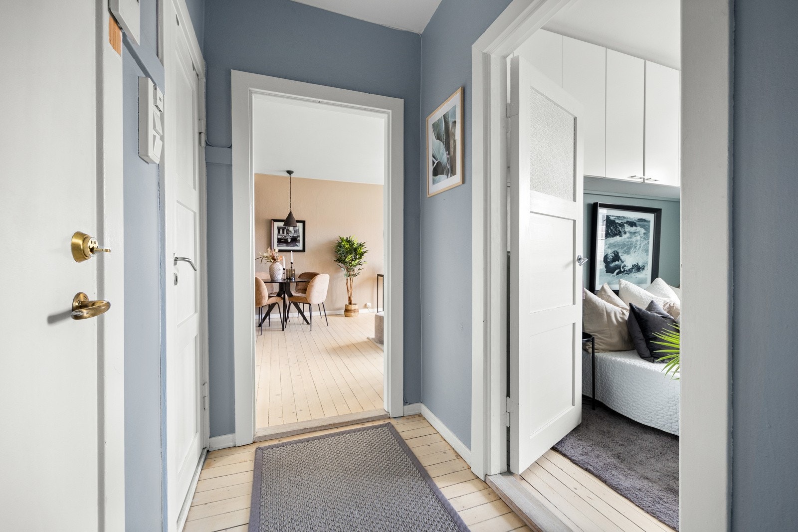 Romslig inngangsparti med skyvedørsgarderobe. Galleribilde