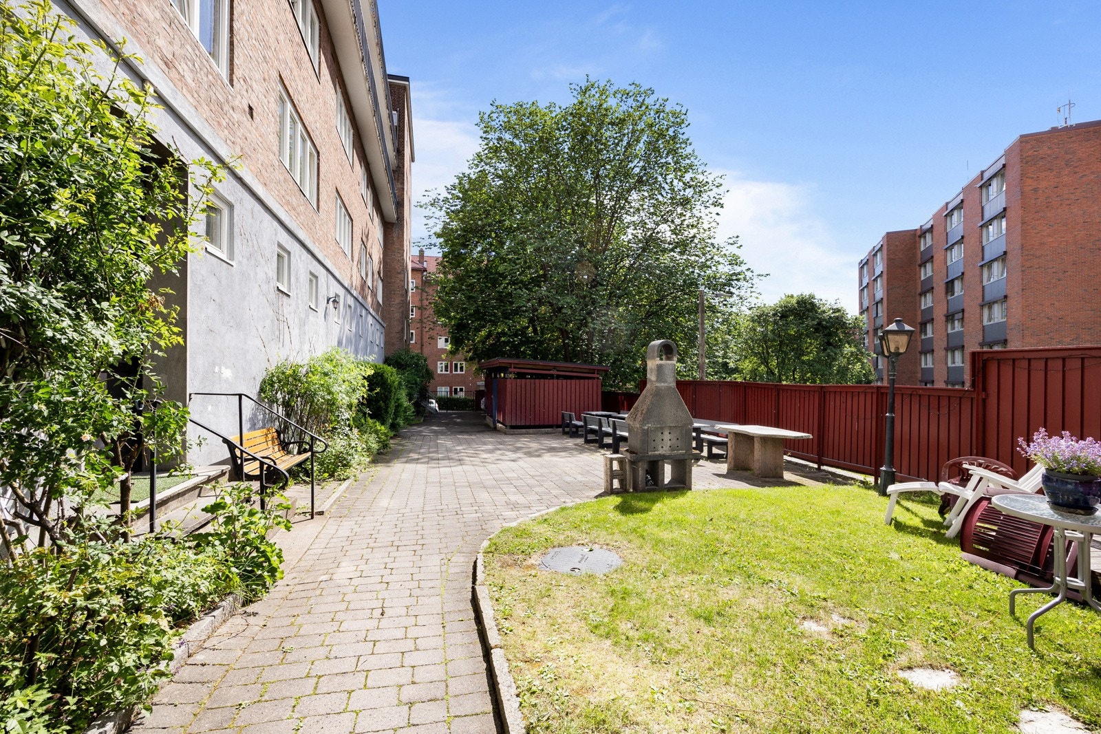 Skjermet og hyggelig bakgård Galleribilde