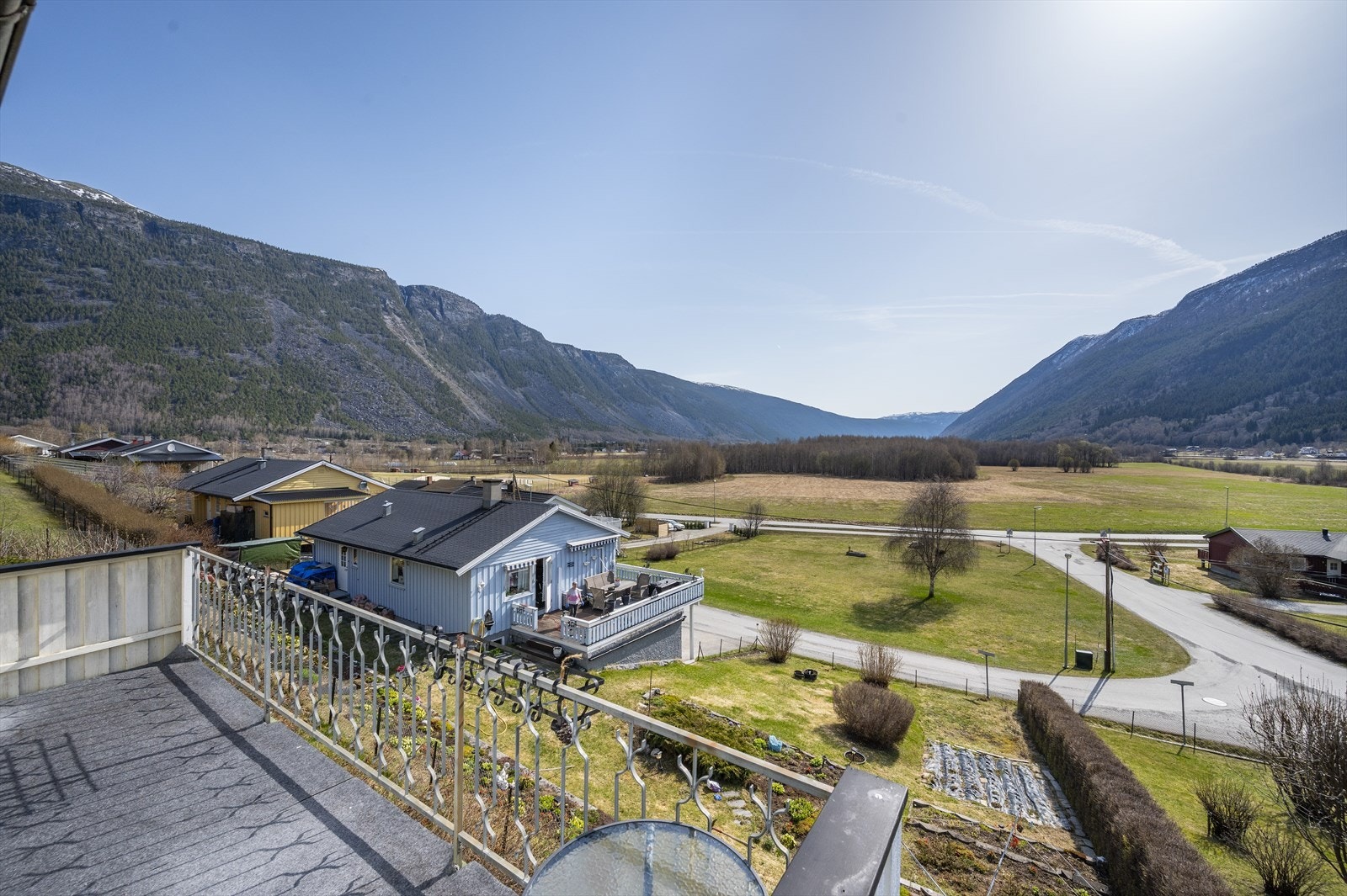 Fra verandaen er det flott utsikt sørover dalen. Galleribilde