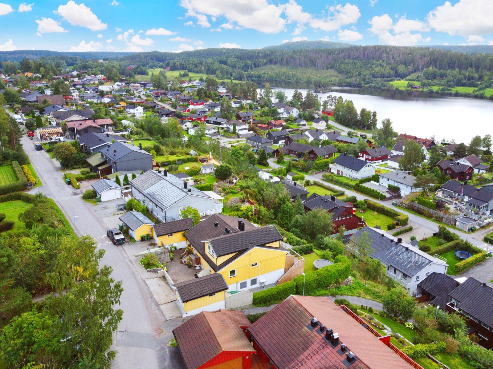 Det er kort vei til lysløype i Østmarka, idrettshall, populær vannskiklubb, lekeplass og fotballbane Galleribilde