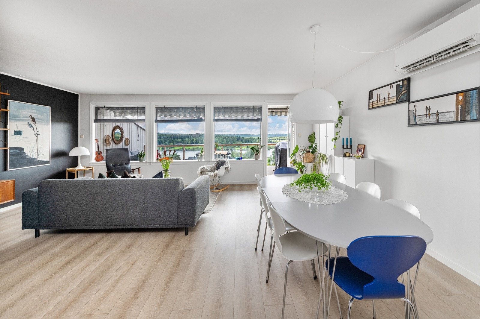 Lys og innbydende stue med plass til flere møbleringssoner Galleribilde
