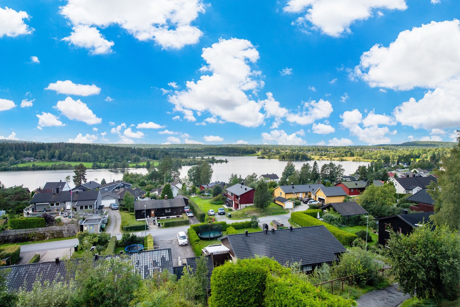 Flott utsikt fra alle plan utover vannet Våg og kulturlandskapet rundt Galleribilde