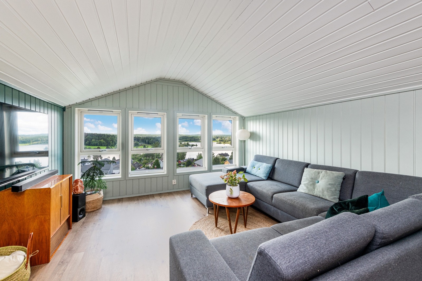 I 2. etasjen er det en ytterligere stue. Det er flere vindusflater med fin utsikt. Galleribilde