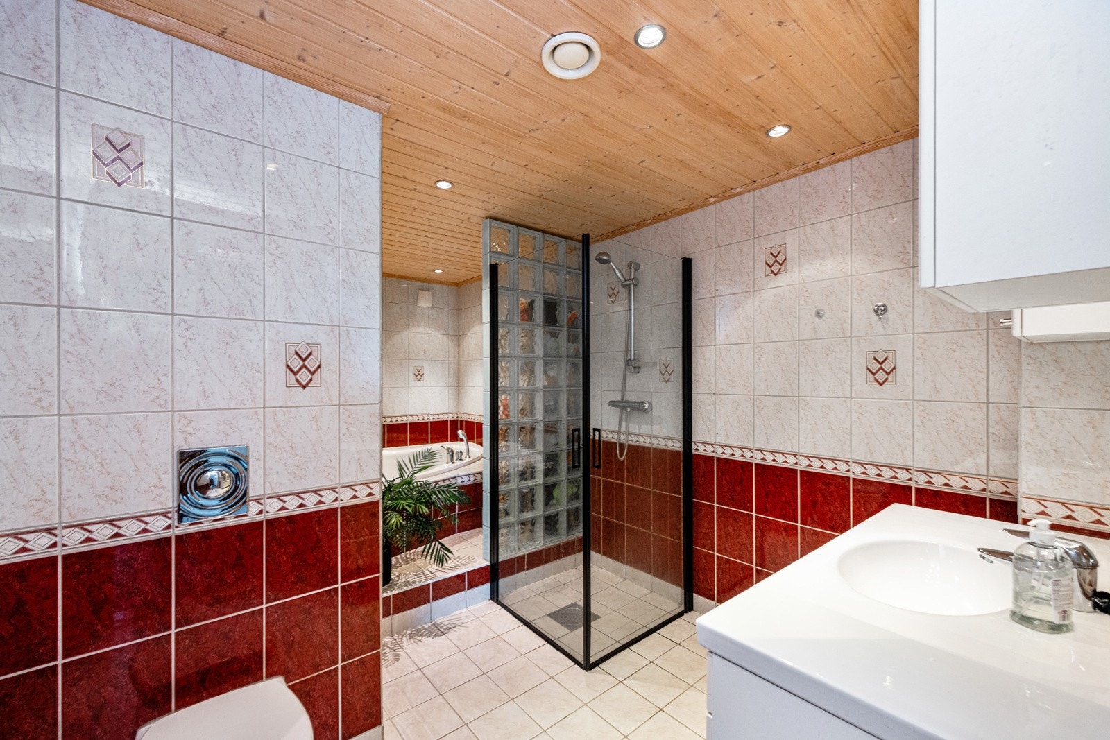 Badet ligger i underetasjen og er av behagelig størrelse Galleribilde