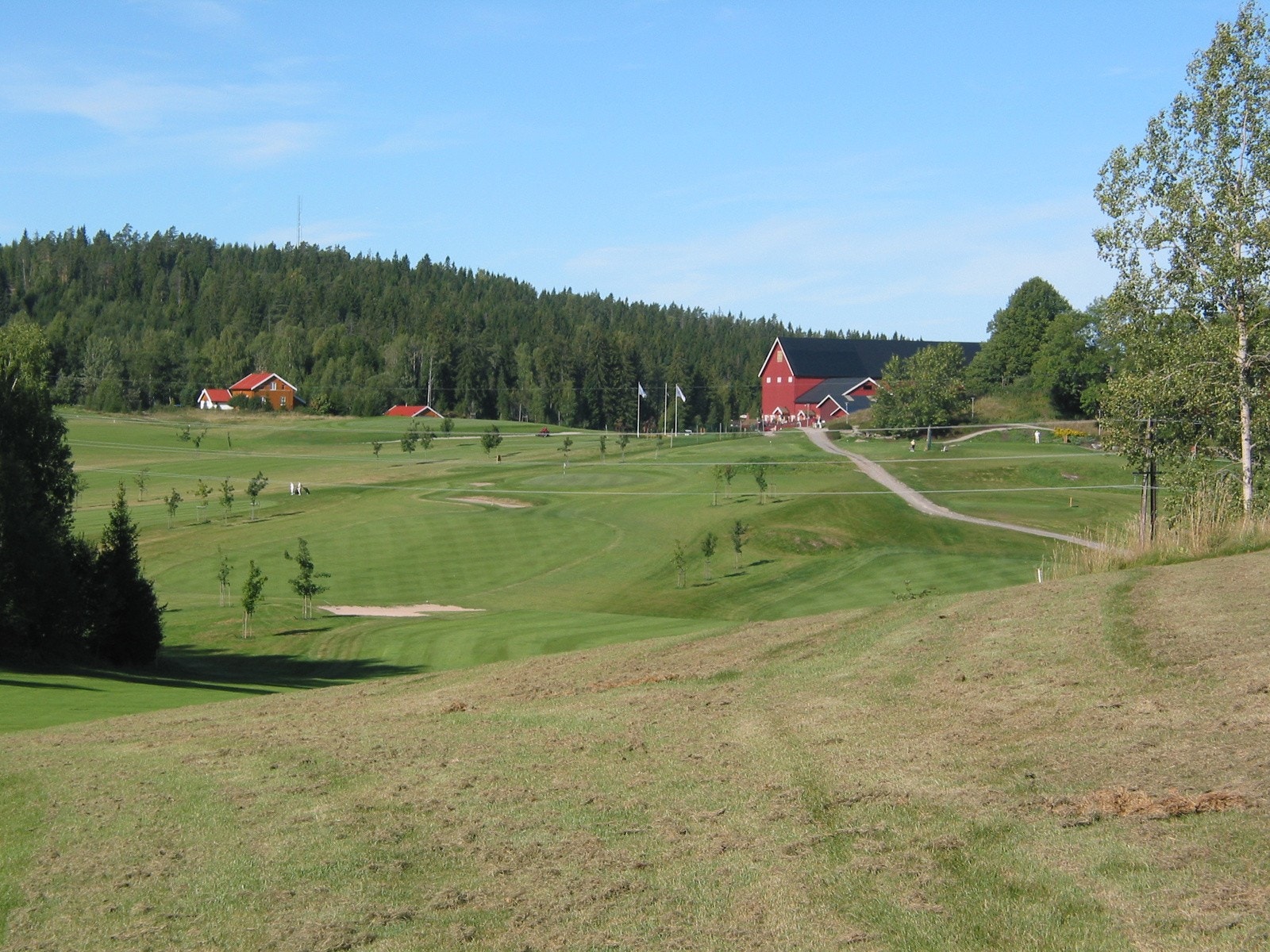 18-hulls golfbane ligger også i nærheten som driftes av Østmarka golfklubb Galleribilde