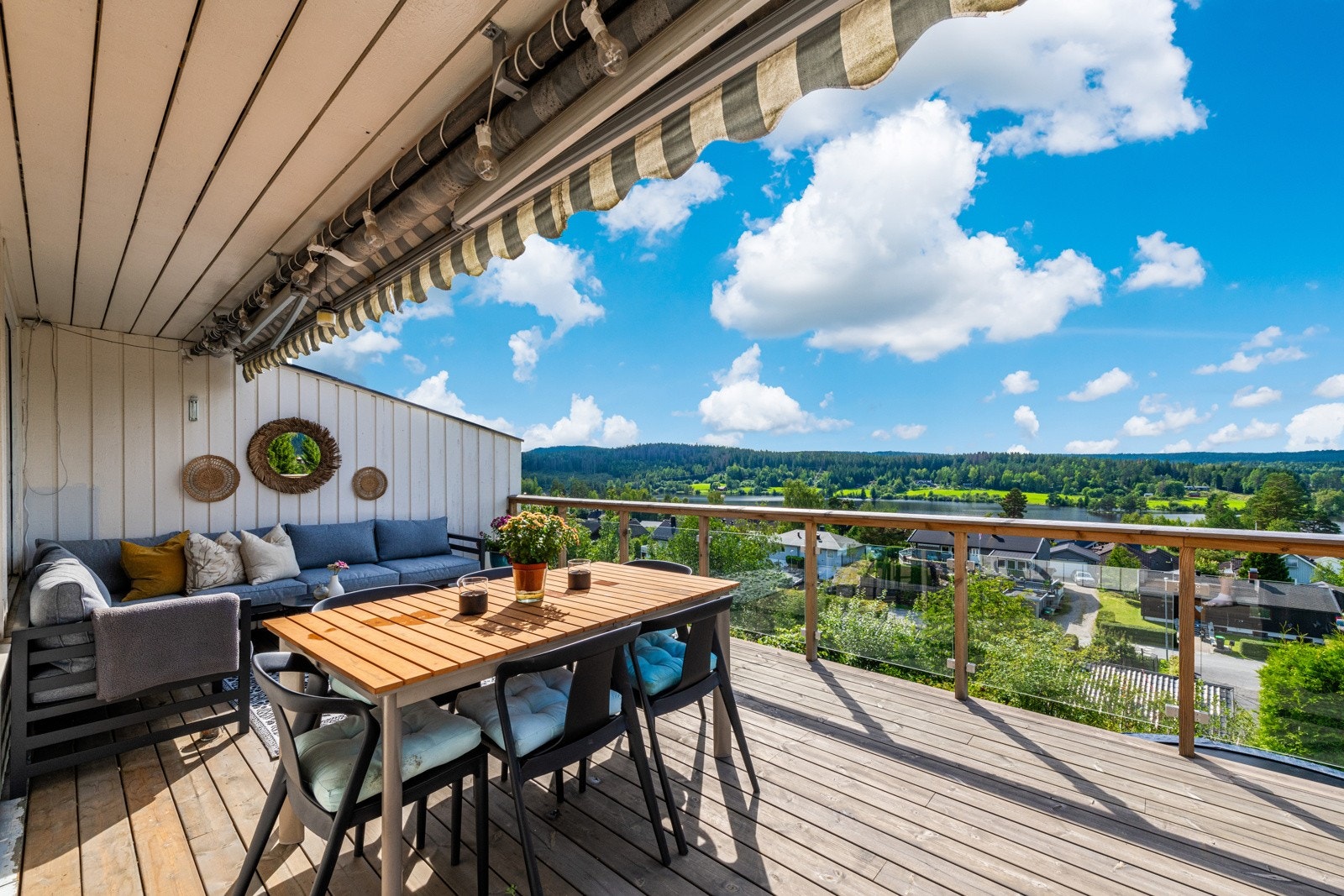 Terrassen har plass til sofagruppe, spisebord og grill Galleribilde