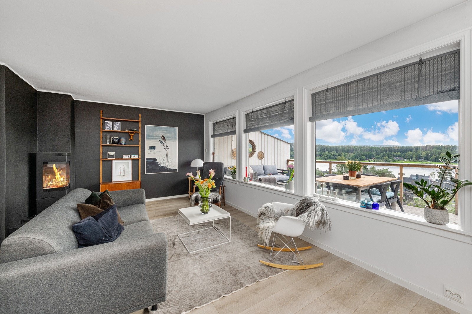 Fra stua er det utgang til terrasse med gode solforhold Galleribilde