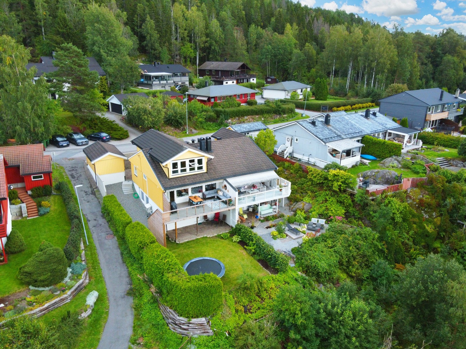 Området byr på offentlig kommunikasjon via buss. Bussen inn til Oslo Bussterminal tar 50 minutter Galleribilde