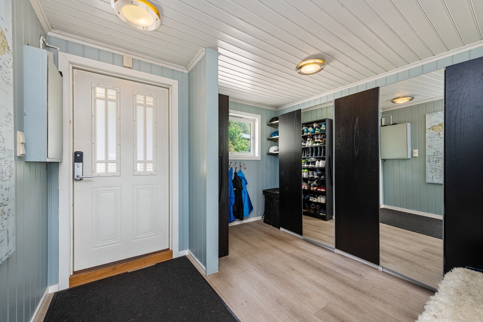 Entréen har gode oppbevaringsmuligheter med innebygd skyvedørsgarderobe Galleribilde