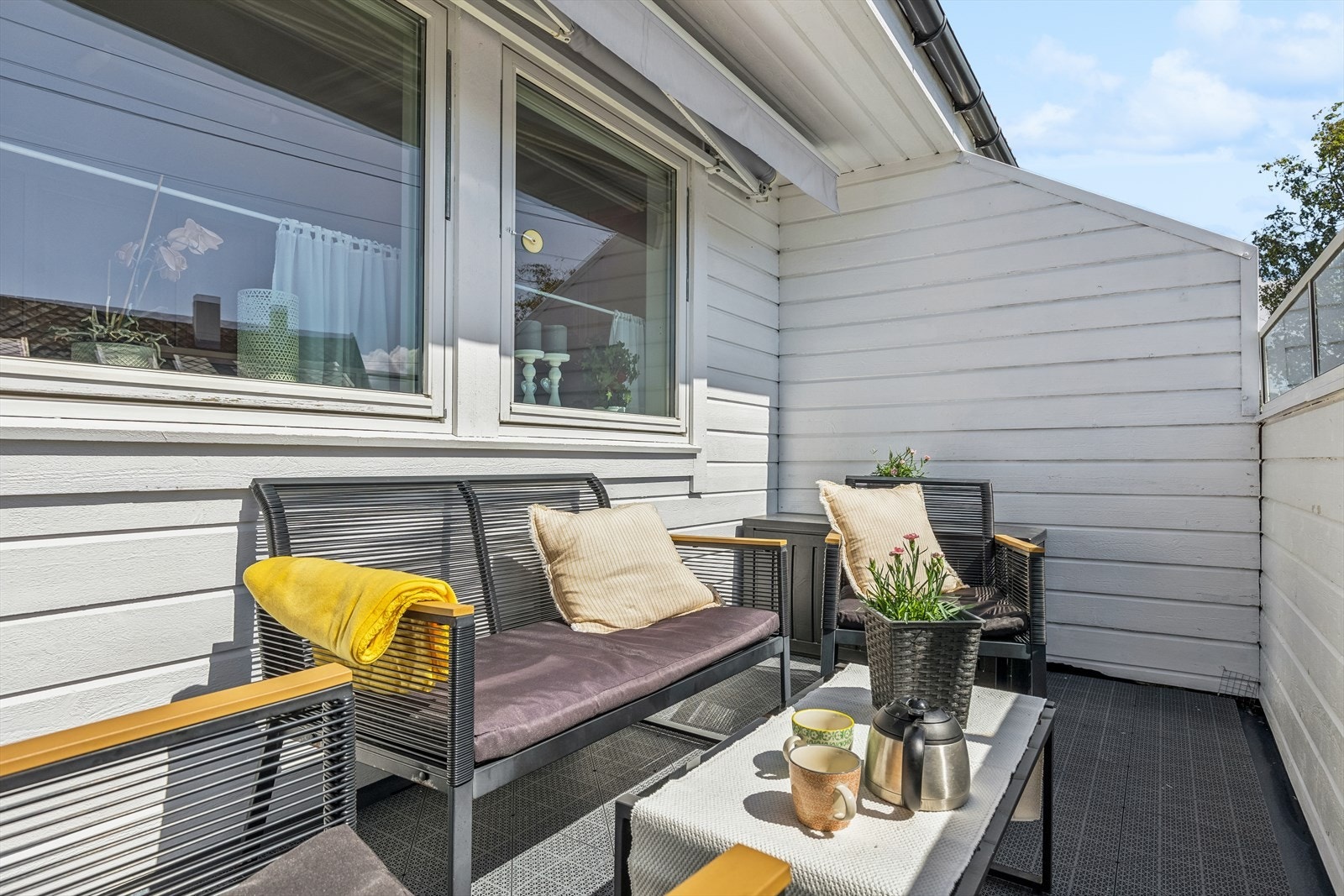 Fra stuen er det utgang til sørvendt balkong, på 8 m2, med god plass til utemøbler. Galleribilde