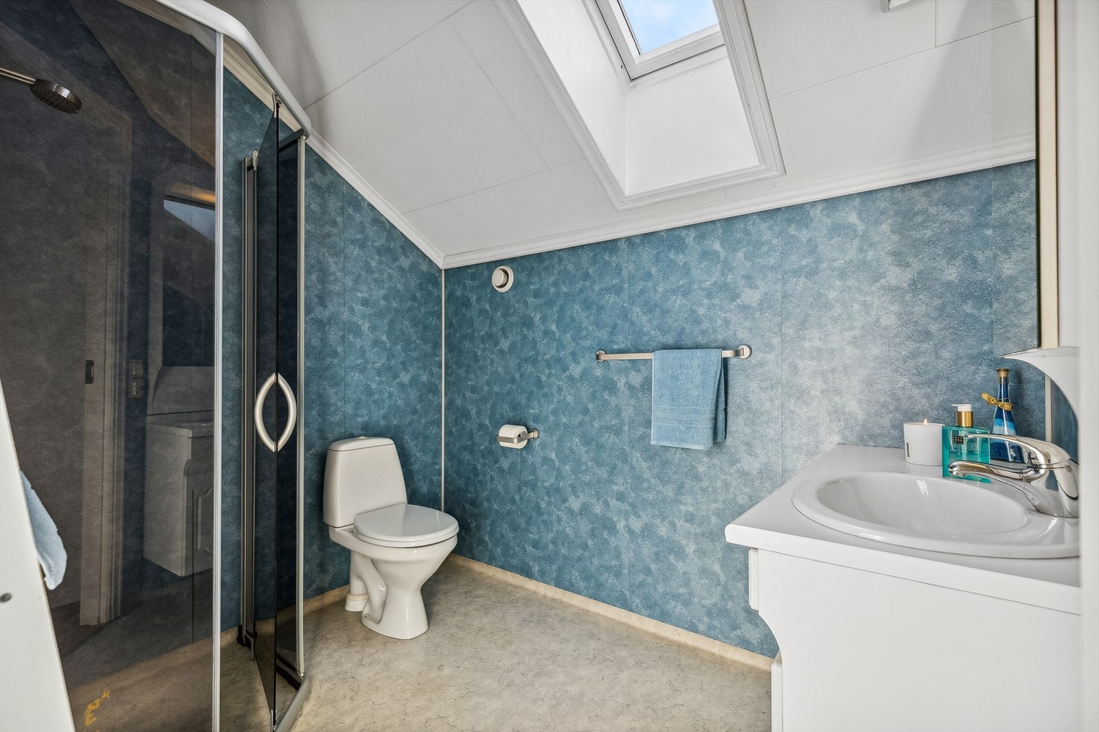 Badet på loftet har gulv av vinylbelegg og elektriske varmekabler i gulvet. Galleribilde