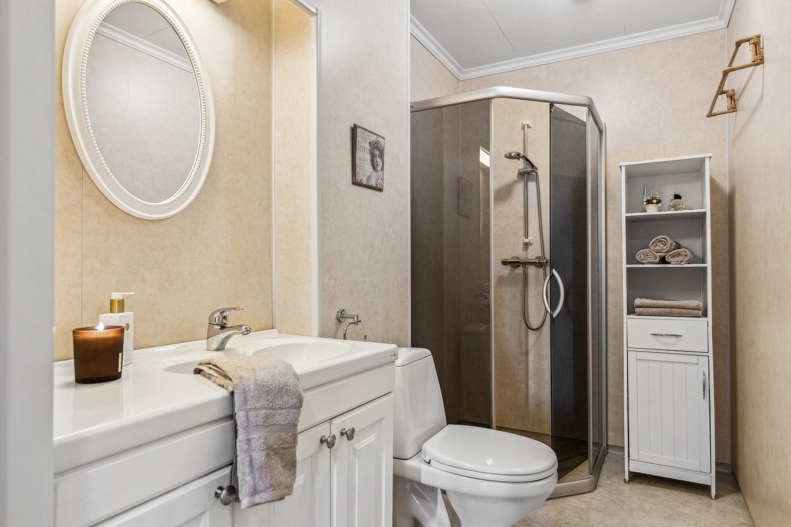 Baderommet i 2. etasje er innredet med servant med møbel, toalett og dusjkabinett. Galleribilde