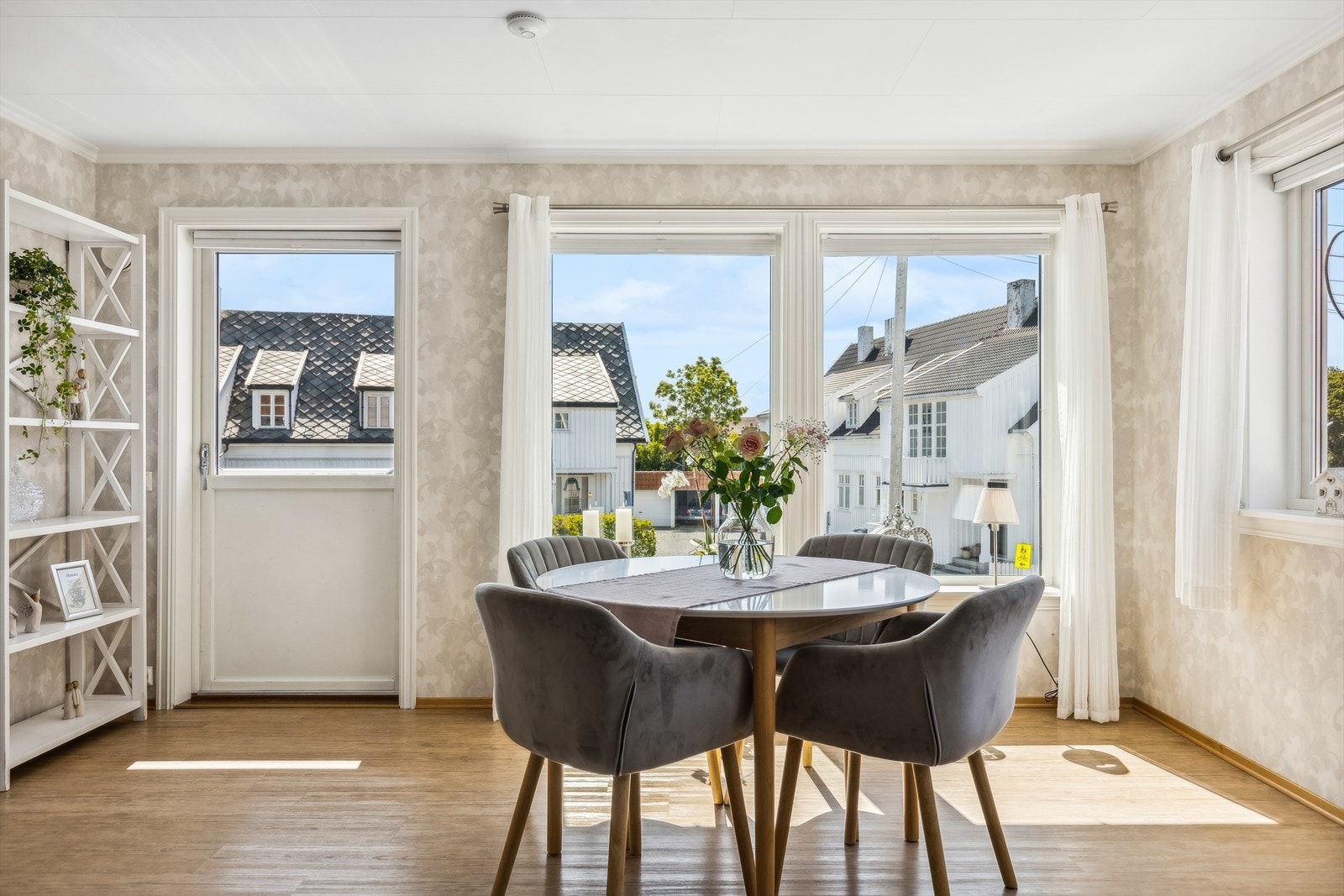 De store vinduene slipper inn rikelig med naturlig lys,noe som gjør leiligheten lys og trivelig. Galleribilde