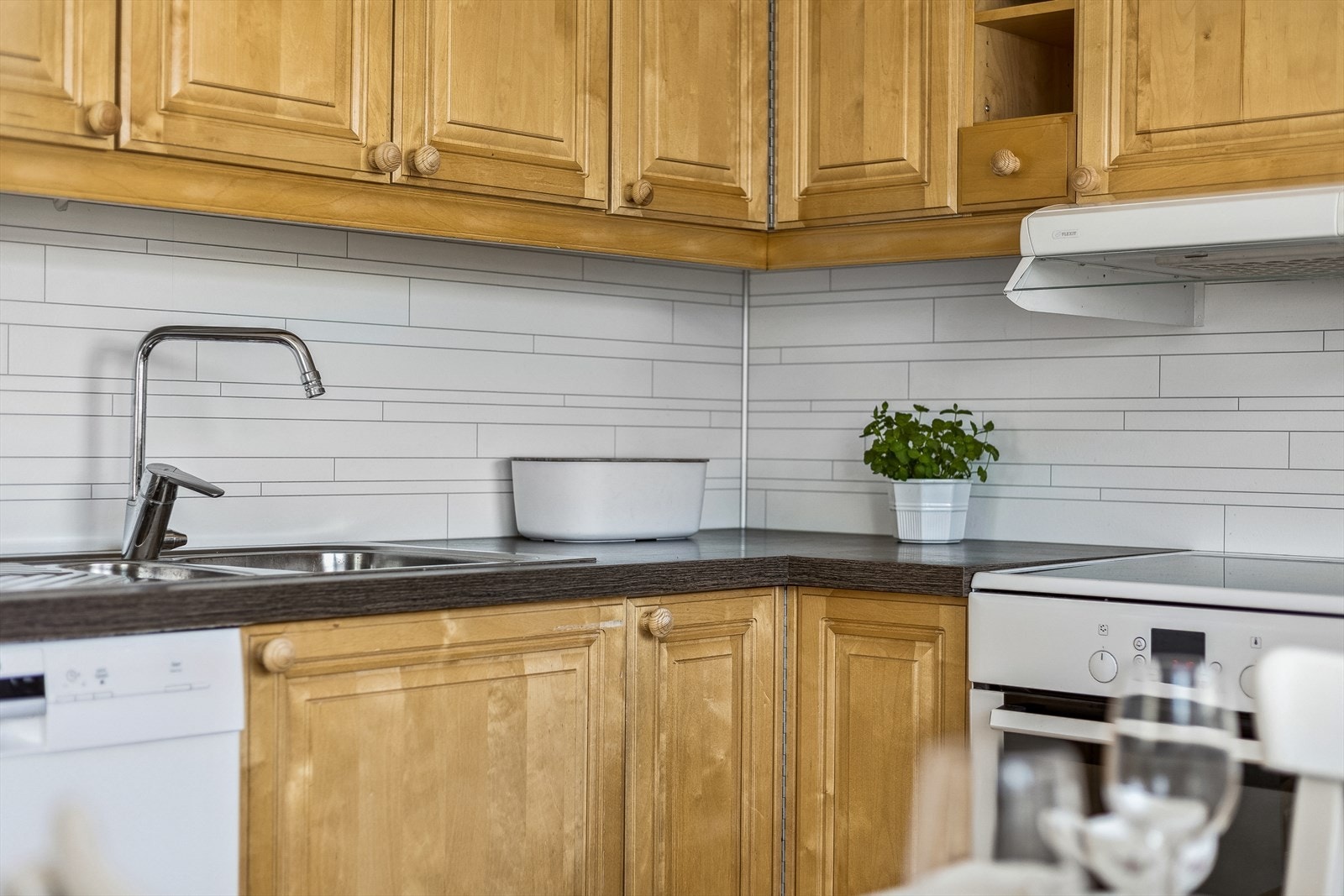 Kjøkkenet er antakeligvis fra før 2010 og har dermed ikke noe krav til lekkasjestopper og komfyrvakt. Galleribilde