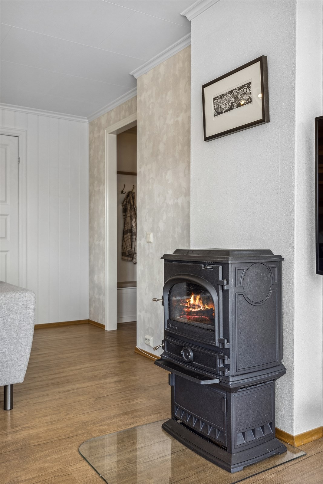 Det er en flott vedovn plassert i stuen, som skaper et fint preg. Galleribilde