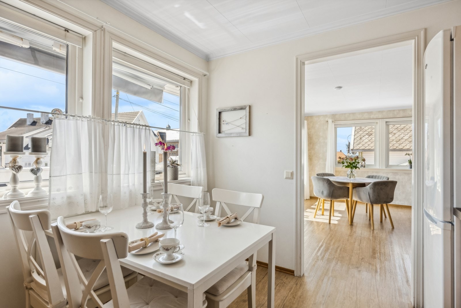 Hyggelig spisestue ved vinduet. Galleribilde