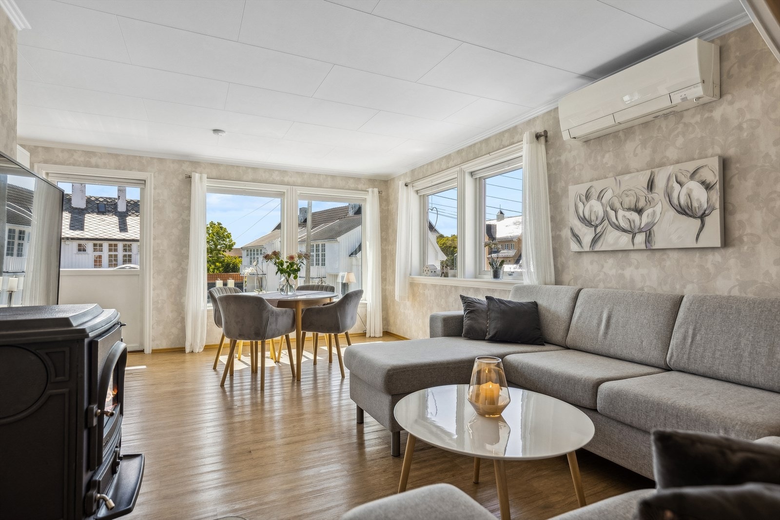 Fra entréen fører gangen deg inn til stuen. Galleribilde