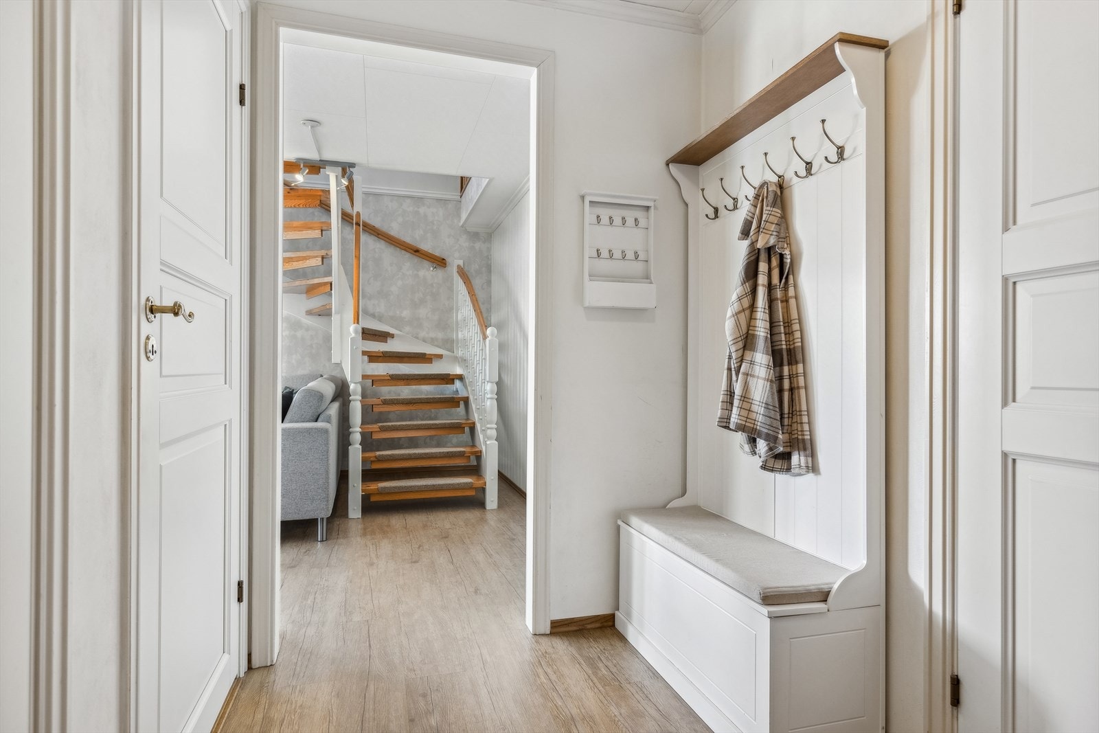 Entreen en lys og fin, med plass til å henge fra seg yttertøy og sko. Galleribilde