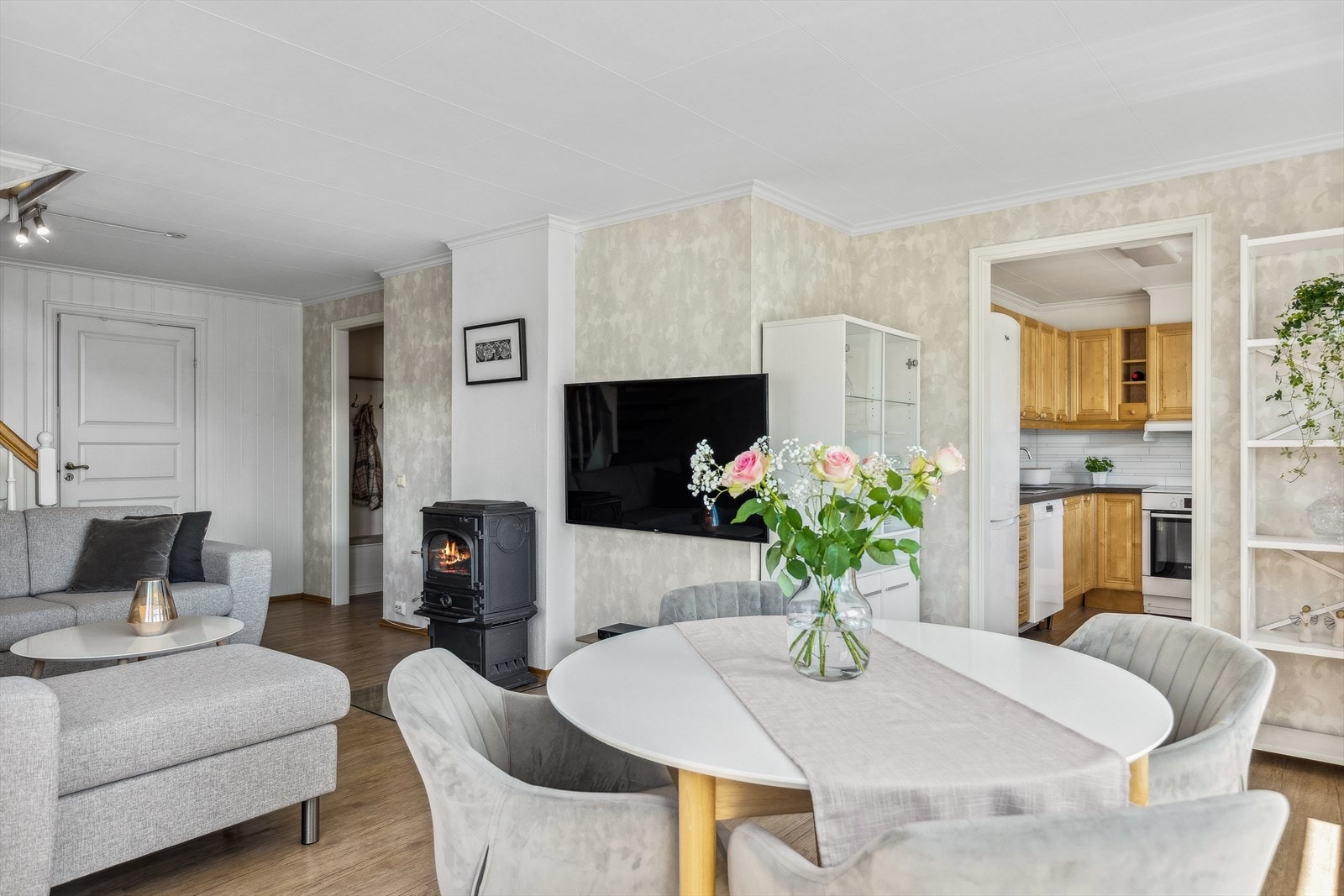 Stuen/spisestuen er romslig med plass til både sofagruppe og spisebord. Galleribilde