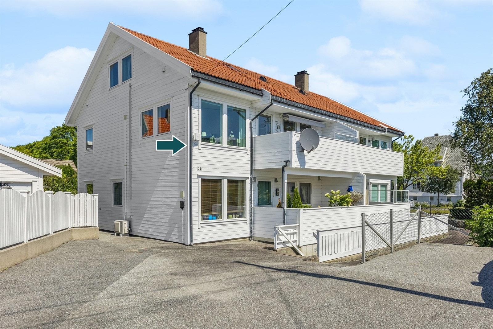 Felleseiet tomt som, foruten bebyggelsen, er pent opparbeidet og velholdt. Galleribilde