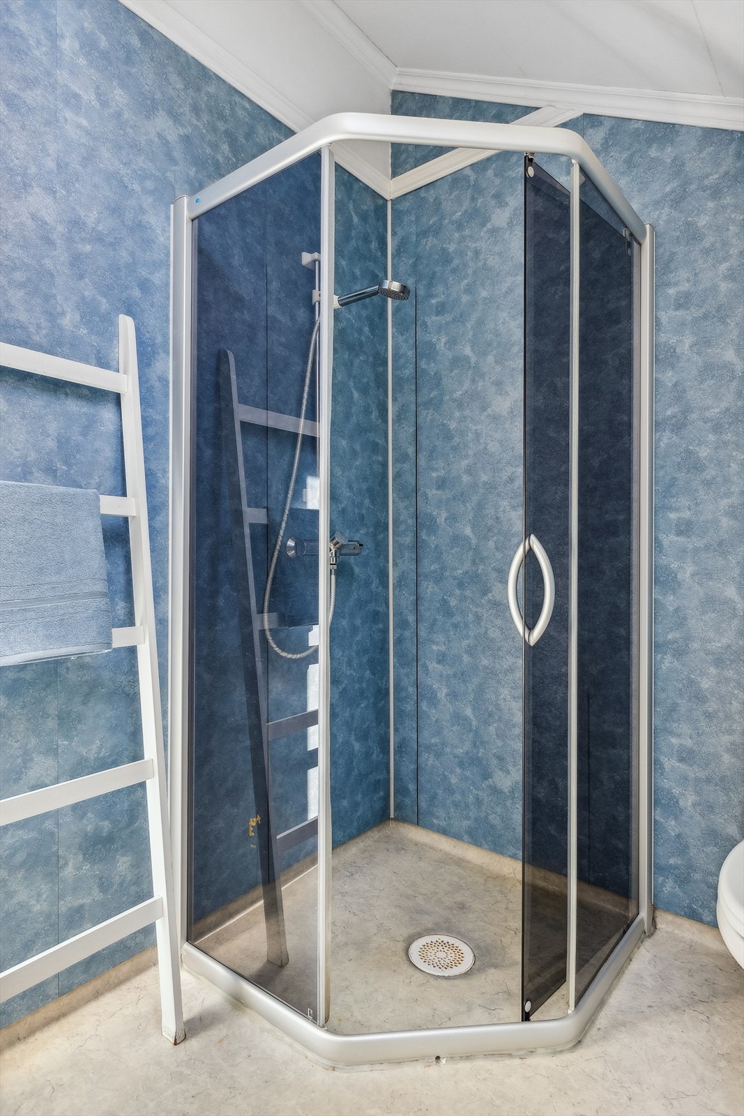 Badet er innredet med servant med møbel, toalett og dusjkabinett. Galleribilde