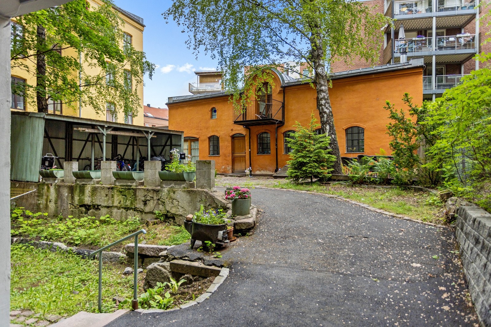 I bakgården finner du også et takoverbygd sykkelskur med sykkelparkering. Galleribilde