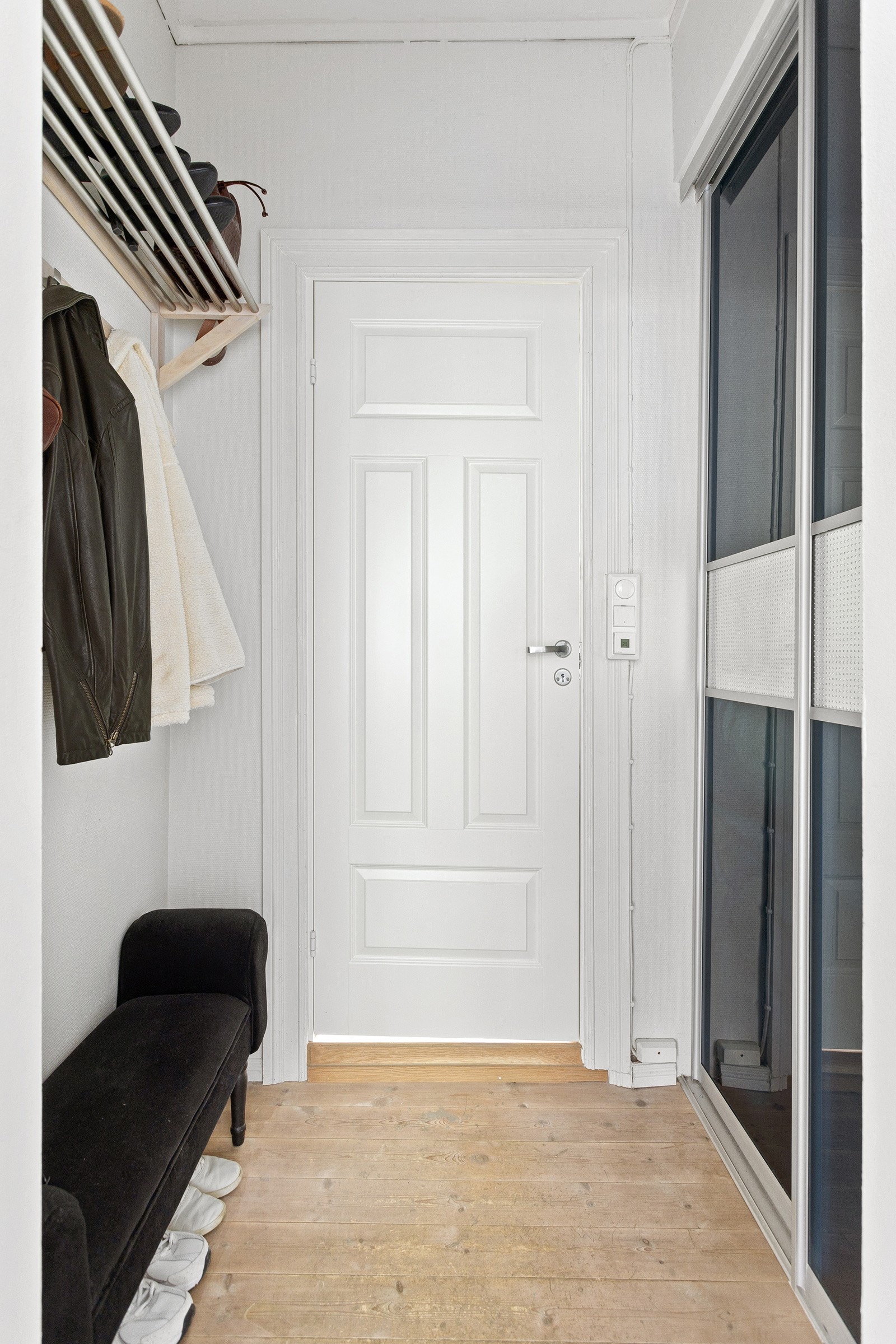 I entréen har du god plass til sko og yttertøy i skyvedørsgarderobe, samt ytterligere plass til sko og oppheng av yttertøy i praktisk nisje. Galleribilde