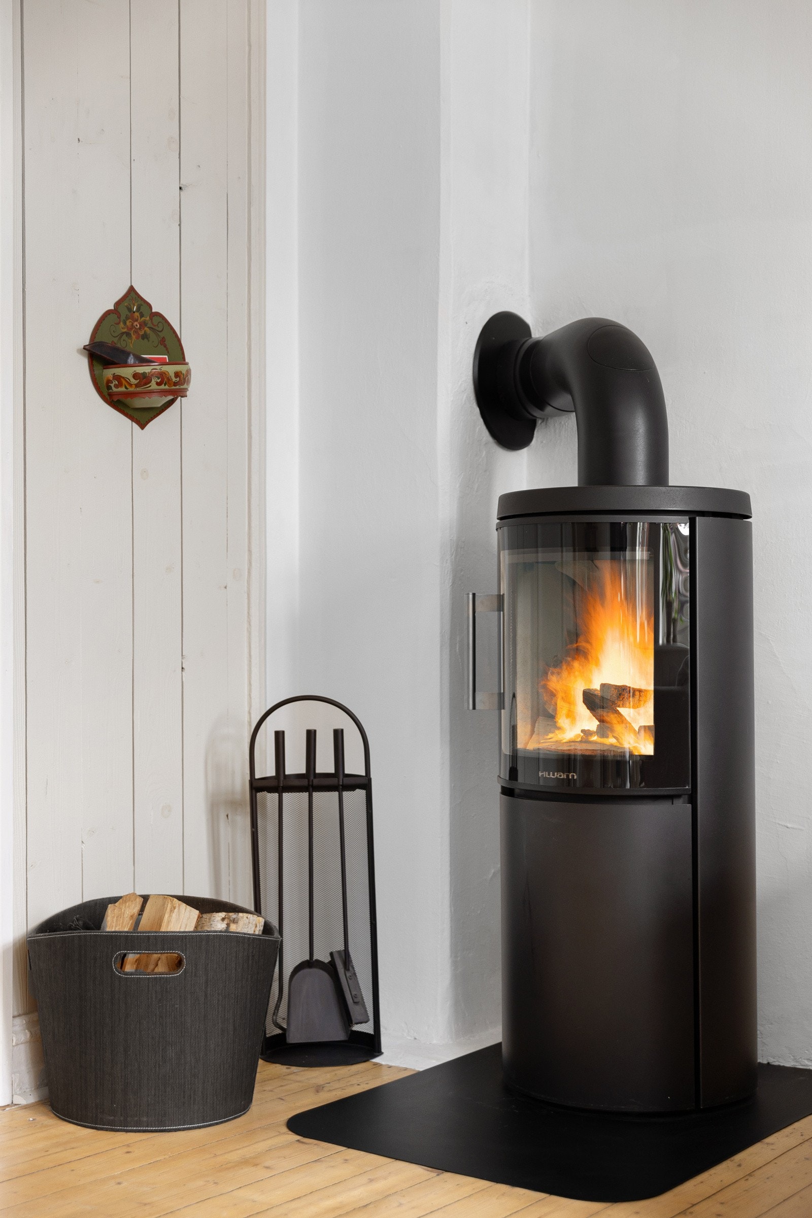 I hjørnet av stuen har du en koselig vedovn som varmer godt på kalde høst- og vinterdager, samt bidrar til hygge. Galleribilde