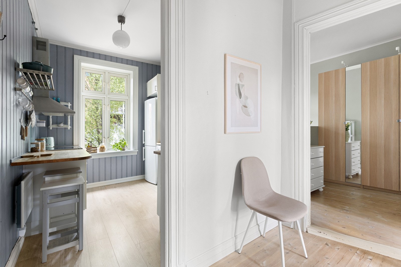 Leiligheten som ligger i byggets 3. etasje, har en gjennomgående og god planløsning. Galleribilde