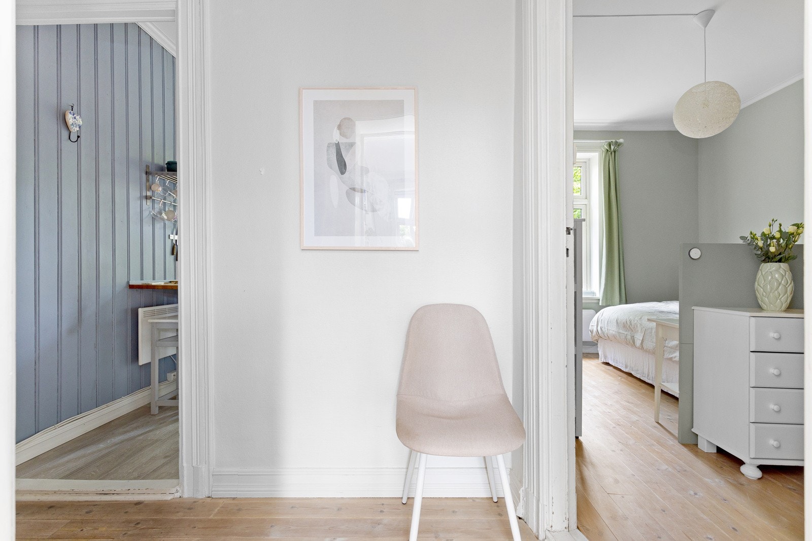 Entréen har lyse og fine tregulv, lysmalte overflater og god takhøyde. Galleribilde