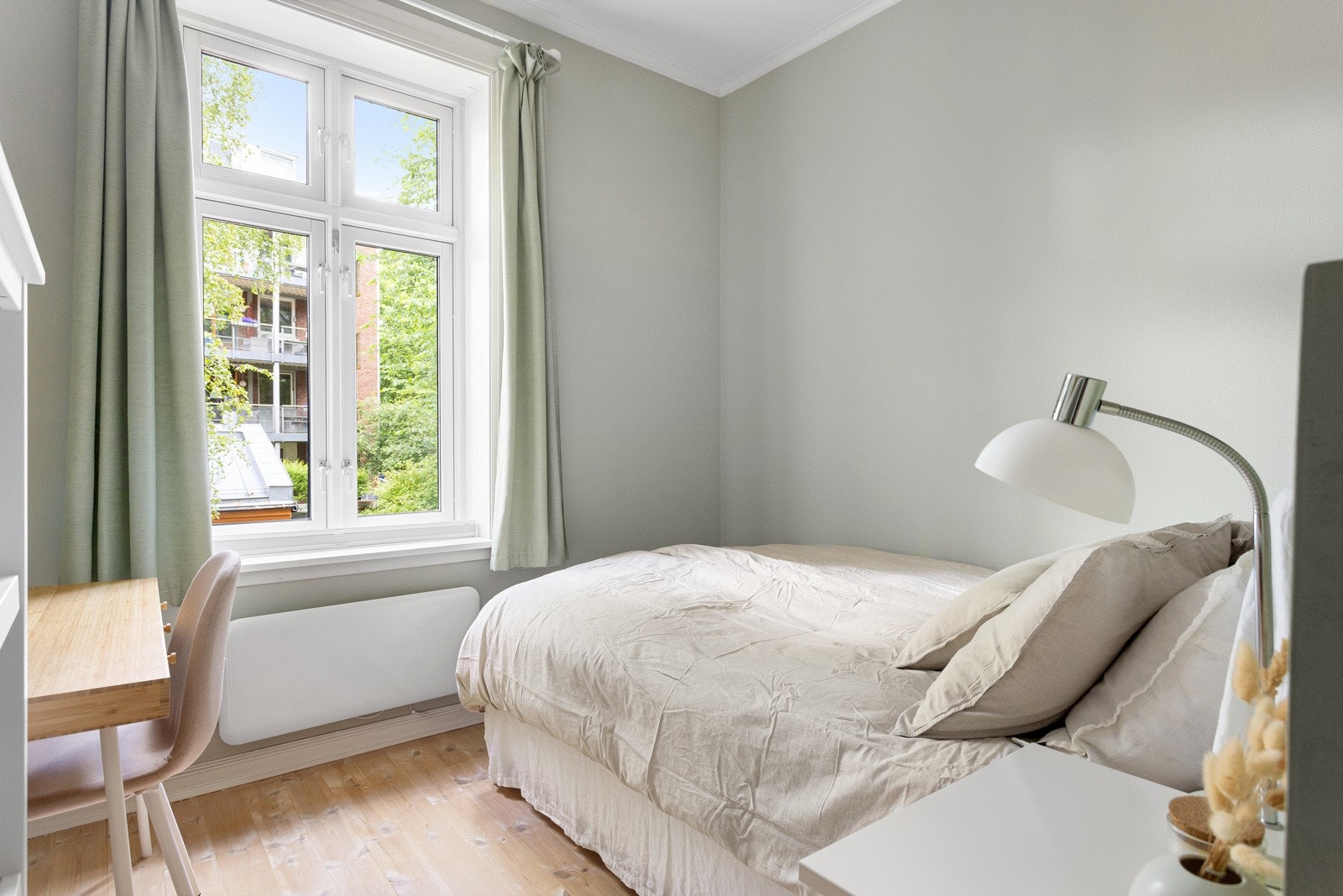 Leiligheten har et lyst og innbydende soverom som vender ut mot rolig bakgård. Galleribilde