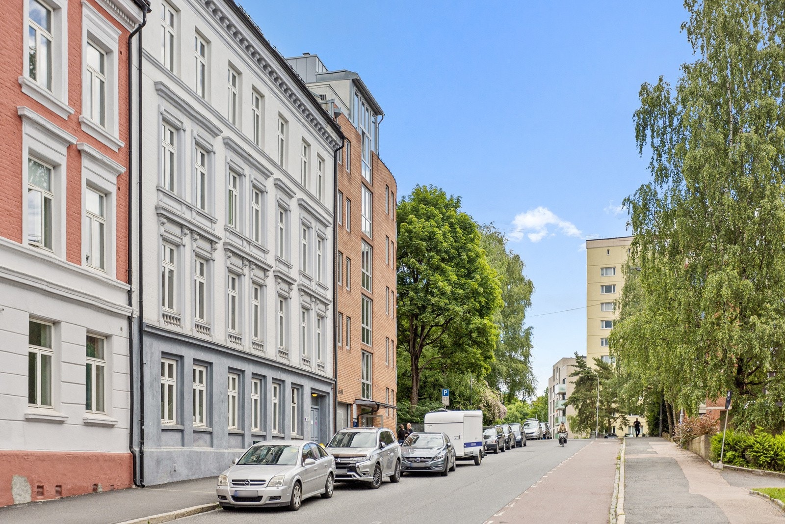 Perfekt beliggenhet i en rolig enveiskjørt gate på Bjølsen, godt tilbaketrukket fra trafikk og bystøy. Gangavstand til alt av servicetilbud, Akerselva, grønne parker og kollektivtilbud. Galleribilde