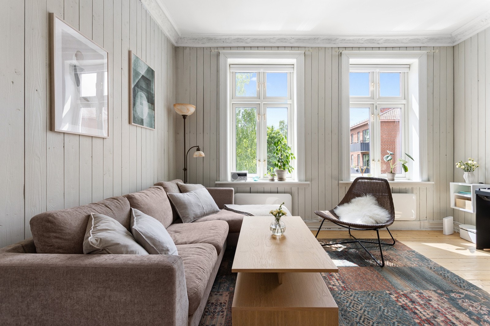 Stuen har to store klassiske vindusflater som slipper inn rikelig med naturlig lys. Galleribilde