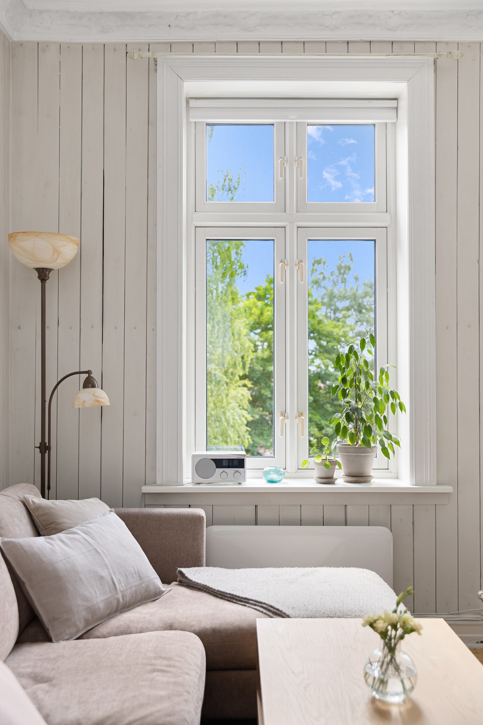 Alle vinduene i leiligheten har fine brede vinduskarmer for planter og dekor. Galleribilde