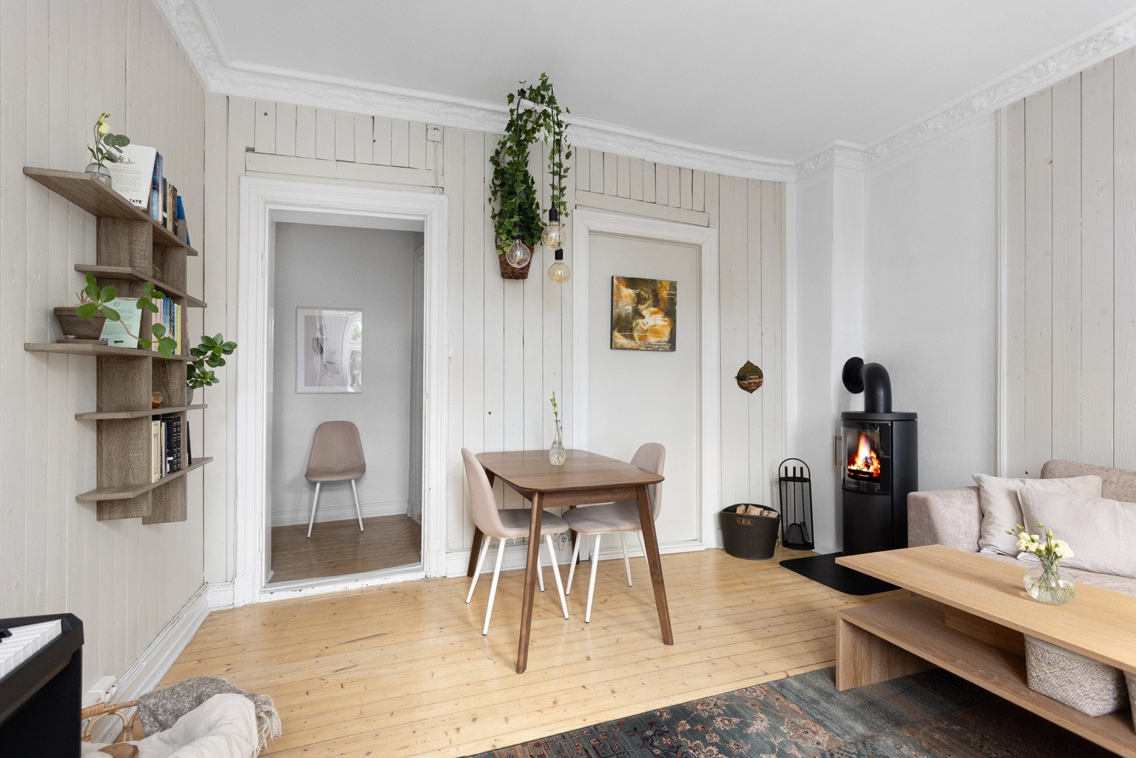 Stuen er romslig med god plass til både sofagruppe med salongbord, mediemøblement og et spisebord. Galleribilde