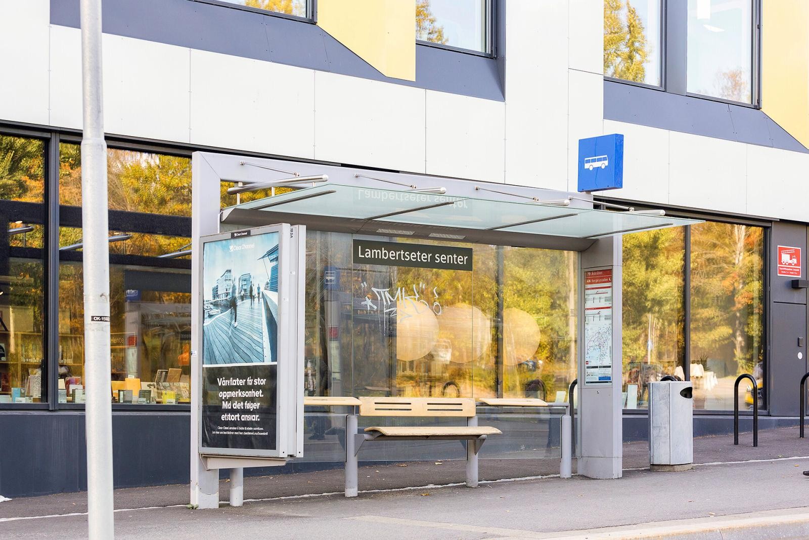 Bussholdeplass i nært nabolag Galleribilde