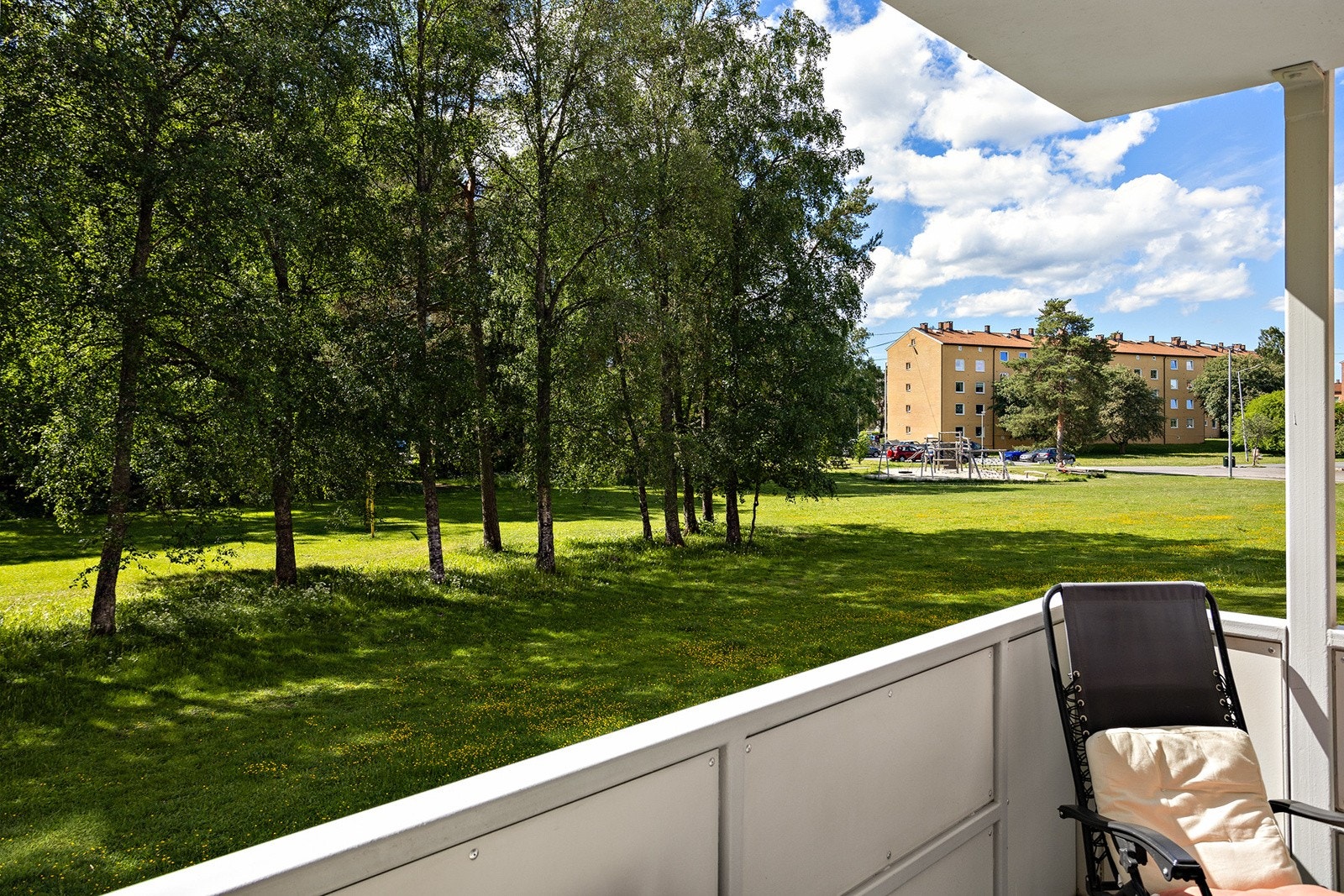 Balkong mot flott parkmessig friområde Galleribilde