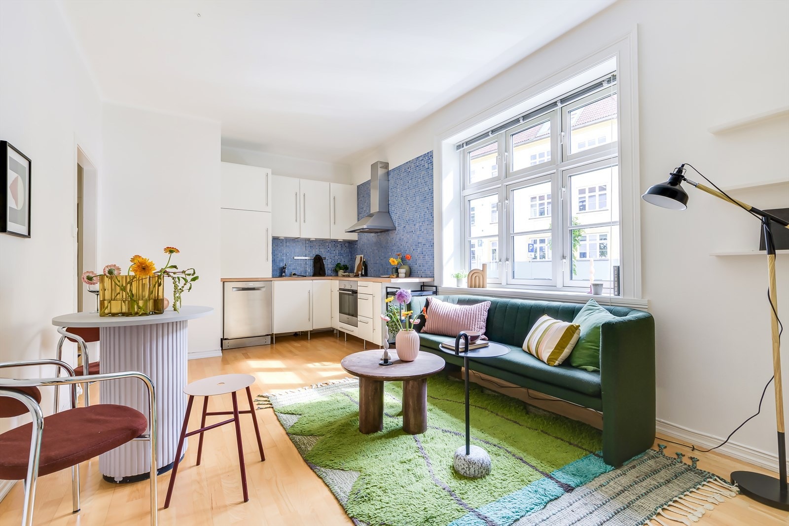Den innbydende stuen har god plass for sofagruppe, spisebord og annet møblement Galleribilde