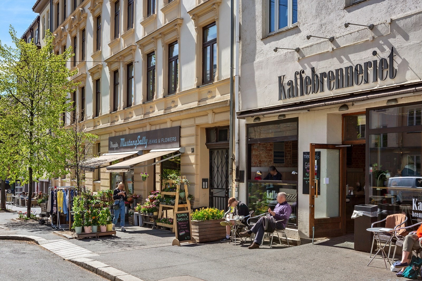 Nærområdet byr på koselige kafeer, hyggelige restauranter og flere herlige lokaleide butikker. Galleribilde
